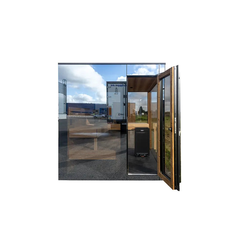 Nordik Wellness Signature M - Kompakte Luxus-Gartensauna mit offener Tür, Holzverkleidung und Glasfront im Außenbereich