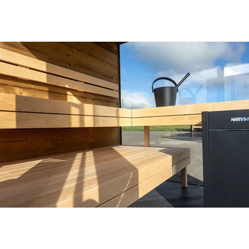 Nordik Wellness Signature M Kompakte Luxus-Gartensauna Innenraum mit Holzbänken und Saunaofen