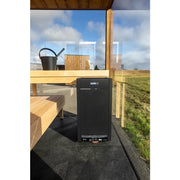 Nordik Wellness Signature M Kompakte Luxus-Gartensauna Innenansicht mit Holzbänken und Saunaofen