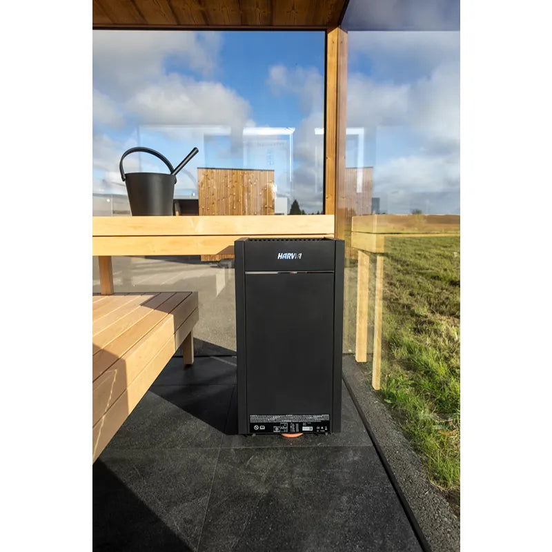 Nordik Wellness Signature M Kompakte Luxus-Gartensauna Innenansicht mit Holzbänken und Saunaofen