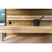 Nordik Wellness Signature M Gartensauna Innenraum mit Holzbänken, Aufgusseimer und Steuerung