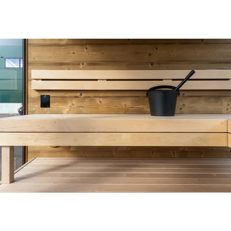 Nordik Wellness Signature M Gartensauna Innenraum mit Holzbänken, Aufgusseimer und Steuerung