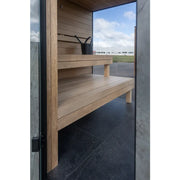 Nordik Wellness Signature M Kompakte Luxus-Gartensauna Innenraum mit Holzbänken und schwarzem Eimer