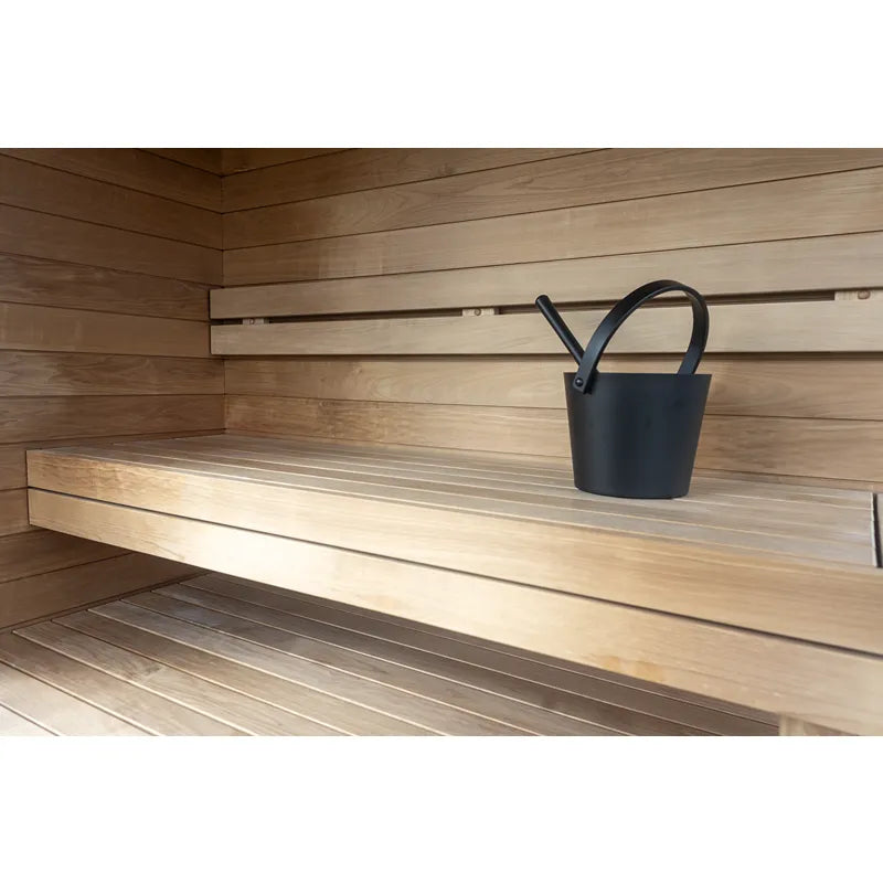 Nordik Wellness Signature M Gartensauna Innenraum mit Holzbänken und schwarzem Saunaeimer