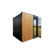 Nordik Wellness Signature M - Kompakte Luxus-Gartensauna mit Holzverkleidung und offener Tür in Gartensetting
