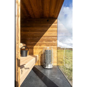 Nordik Wellness Signature M Kompakte Luxus-Gartensauna Innenraum mit Holzbänken, Saunaofen und Eimer