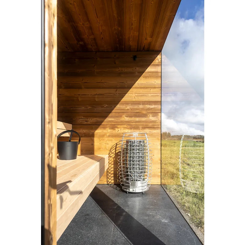 Nordik Wellness Signature M Kompakte Luxus-Gartensauna Innenraum mit Holzbänken, Saunaofen und Eimer