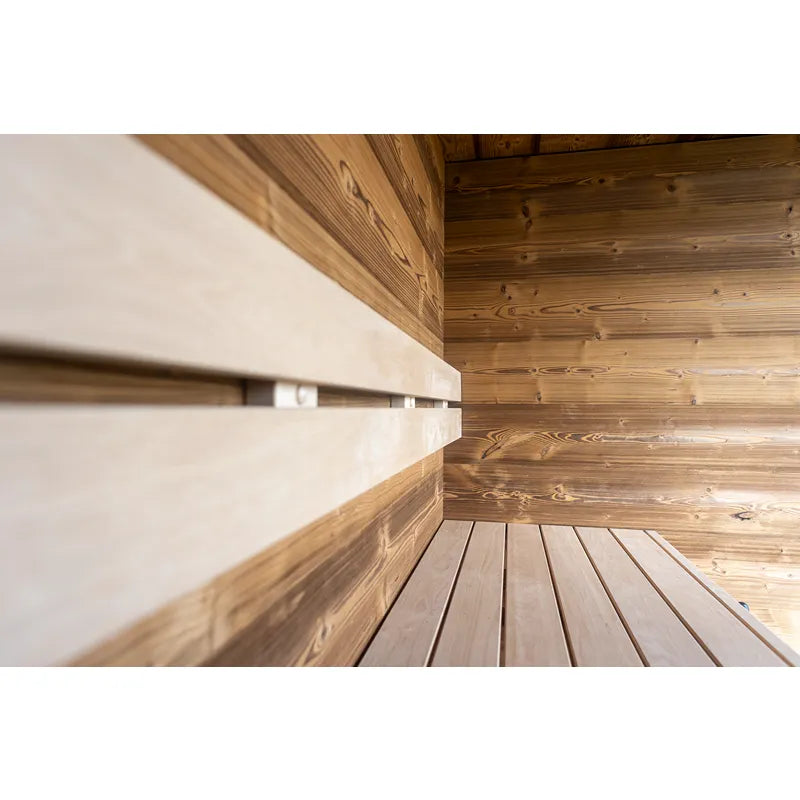 Nordik Wellness Signature M Gartensauna Innenraum mit Holzbänken und Holzwänden
