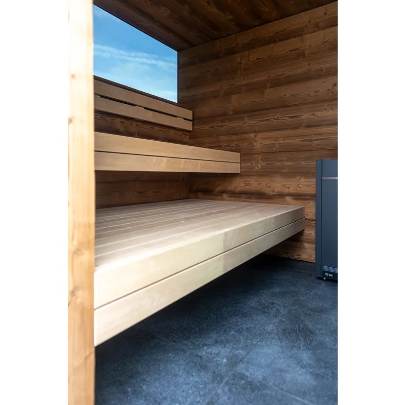 Nordik Wellness Signature M Gartensauna Innenraum mit Holzbänken und Fenster