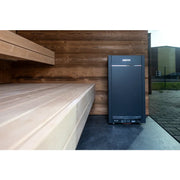 Nordik Wellness Signature M Kompakte Luxus-Gartensauna Innenraum mit Holzbänken und Harvia-Steuerung