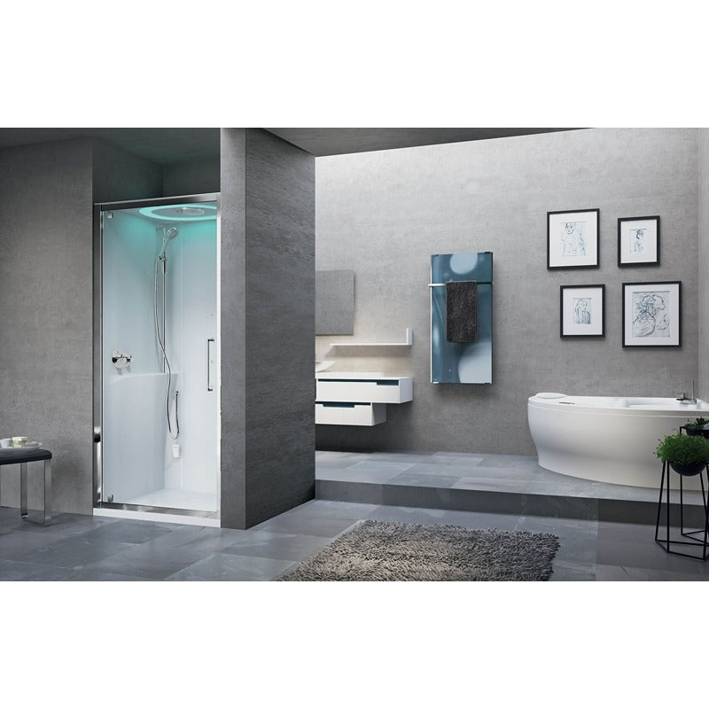 Modernes Badezimmer mit integrierter Novellini EON G Dampfdusche in Nischeneinbau mit Beleuchtung und Drehtür, neben freistehender Badewanne und Wandgestaltung in Betonoptik.