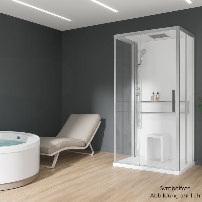 Moderne Dampfdusche Novellini Glax 2 2P+2Fin heller Wellnessoase mit rundem Whirlpool und eleganter Relaxliege auf Holzfußboden, vor dunkler Wand mit Pflanzen.