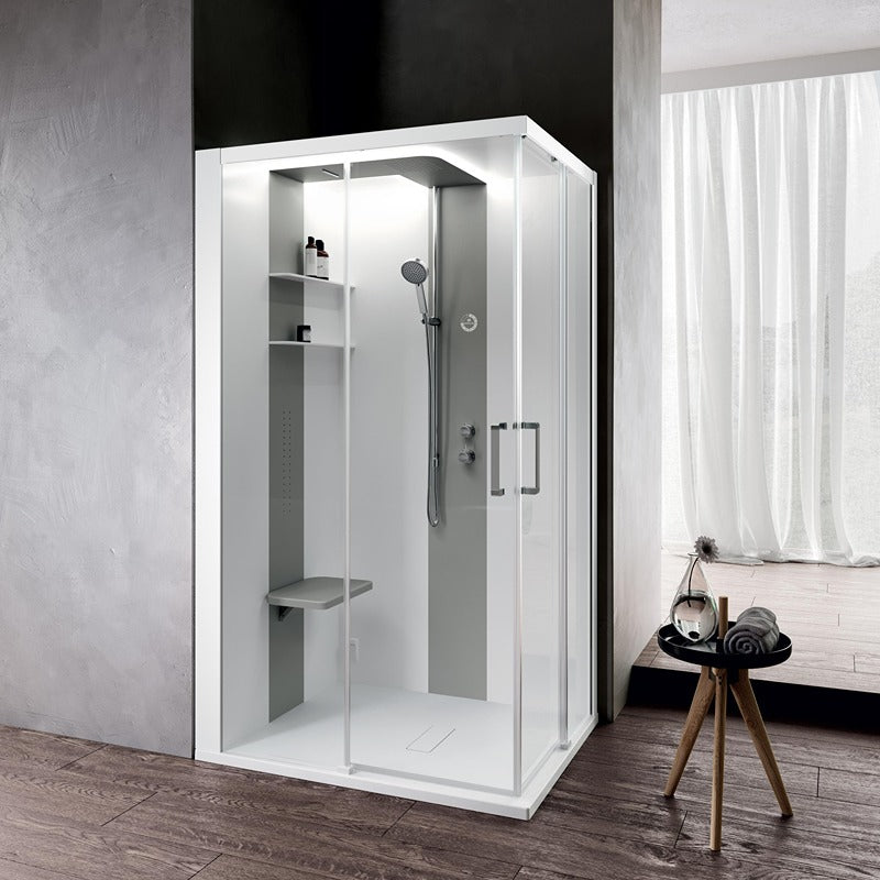 Modernes Badezimmer mit Novellini Skill A Dampfdusche mit Eckeinstieg, Schiebetüren, integriertem Duschsitz und Glasfront in elegantem Design.