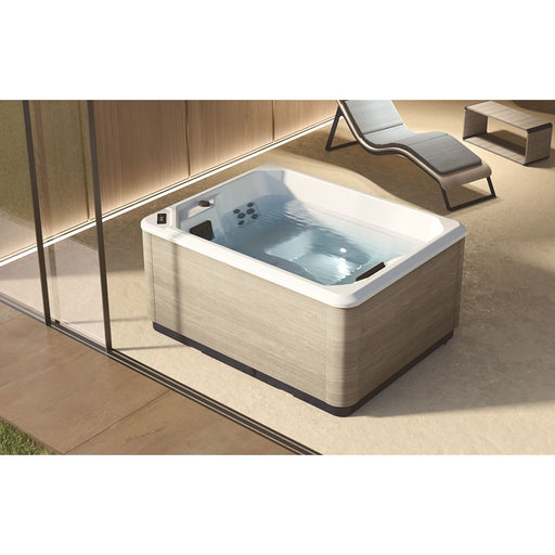Novellini VITA Outdoor Whirlpool L–XL–XXL mit Holzoptik-Verkleidung im überdachten Terrassenbereich
