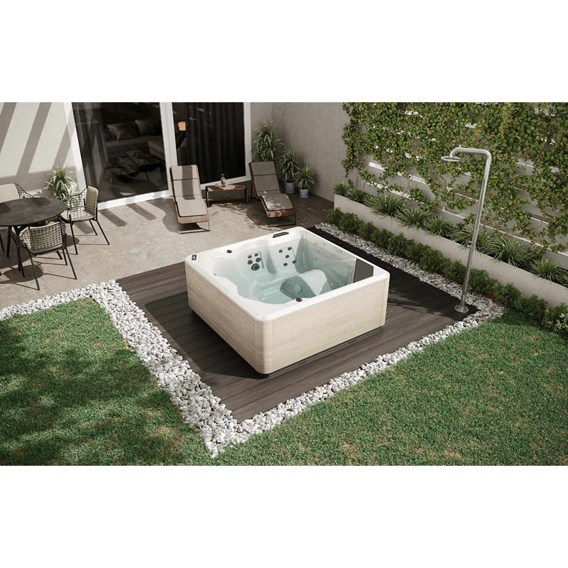 Novellini VITA Outdoor Whirlpool L–XL–XXL mit heller Verkleidung auf moderner Gartenterrasse