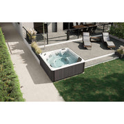 Novellini VITA Outdoor Whirlpool L–XL–XXL mit dunkler Verkleidung im modernen Außenbereich