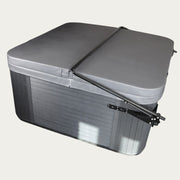 Novitek Whirlpool-Abdeckung mit Gasdruckfedern-Mechanismus, grau-schwarzes Design, teilweise geöffnet, finnische Qualitätsverarbeitung