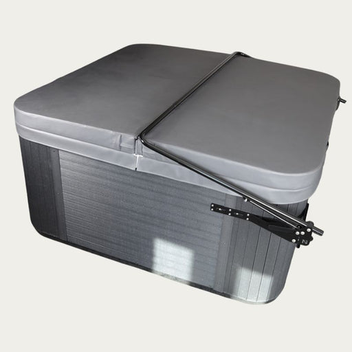 Novitek Whirlpool-Abdeckung mit Gasdruckfedern-Mechanismus, grau-schwarzes Design, teilweise geöffnet, finnische Qualitätsverarbeitung