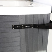 Novitek Abdeckungsmechanismus mit Gasdruckfedern in Schwarz, montiert auf grauem Kunststoffdeckel eines Whirlpools, Made in Finland
