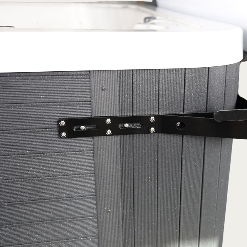 Novitek Abdeckungsmechanismus mit Gasdruckfedern in Schwarz, montiert auf grauem Kunststoffdeckel eines Whirlpools, Made in Finland