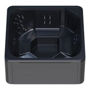 Novitek M-0 Outdoor Whirlpool von oben mit schwarzem Innenraum, Massagedüsen an den Wänden und Bedienfeld, graues Außengehäuse