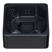 Draufsicht auf einen schwarzen Novitek M-0 Outdoor Whirlpool mit quadratischem Design, Massagedüsen und Beleuchtung für 7 Personen