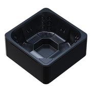Novitek M-0 Outdoor Whirlpool in Schwarz von oben, quadratisches Design mit Hydromassage-Düsen an den Seitenwänden und ergonomischen Sitzplätzen für 7 Personen.