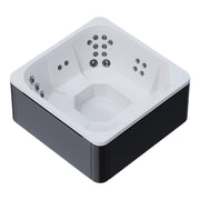 Novitek M-0 Outdoor Whirlpool in Weiß und Schwarz mit mehreren Massagedüsen von oben fotografiert