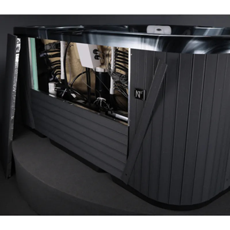 Novitek L-0 Outdoor Whirlpool in Schwarzgrau mit geöffnetem Deckel, Sichtbarkeit der technischen Komponenten und Ausrüstung im Inneren