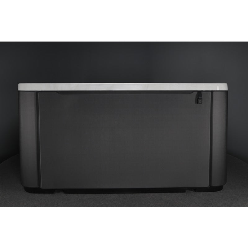 Novitek S-1 Outdoor Whirlpool in anthrazit mit silberner Umrandung, Ansicht von vorne, rechteckiges Design für 4 Personen