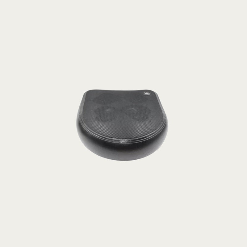 Novitek Sitzkissen in Schwarz mit ergonomischer Wölbung und Saugnäpfen für Whirlpools, frontal fotografiert auf hellem Hintergrund
