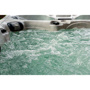 Sprudelndes Wasser in einem Passion Elevate Eisbad mit grün schimmernder Oberfläche und Massagedüsen an den Seiten