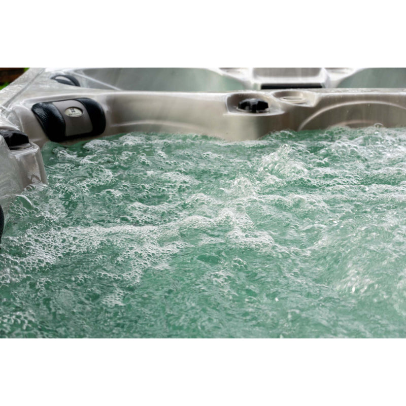 Sprudelndes Wasser in einem Passion Elevate Eisbad mit grün schimmernder Oberfläche und Massagedüsen an den Seiten