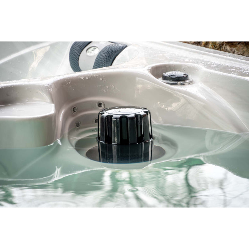 Whirlpool-Steuerventil mit schwarzem Drehgriff in gefülltem Passion Elevate Eisbad, weiße Wanne mit grünlich schimmerndem Wasser und Massagedüsen sichtbar.