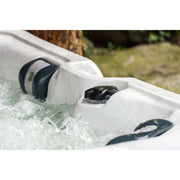 Detailaufnahme der weißen Badewannenrandabschlüsse und Massagedüsen eines Passion Elevate Eisbades mit sprudelndem Wasser