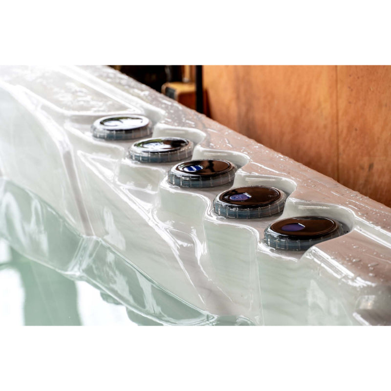 Detailaufnahme der Düsen eines Passion Elevate Eisbads mit schwarzen Ventilen in transparentem Wasserbecken