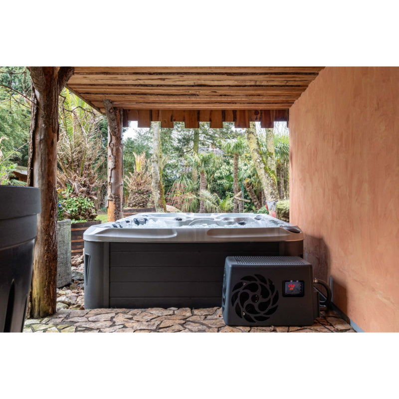 Whirlpool Passion Elevate Eisbad für 6 Personen unter Holzpergola mit Wärmepumpe auf Steinplattform in Gartenlandschaft