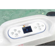 Passion Elevate Eisbad Bedienfeld mit digitaler Temperaturanzeige 14.0°C, Massagedüsen-Buttons und Kontrollpanel über türkisem Wasser.