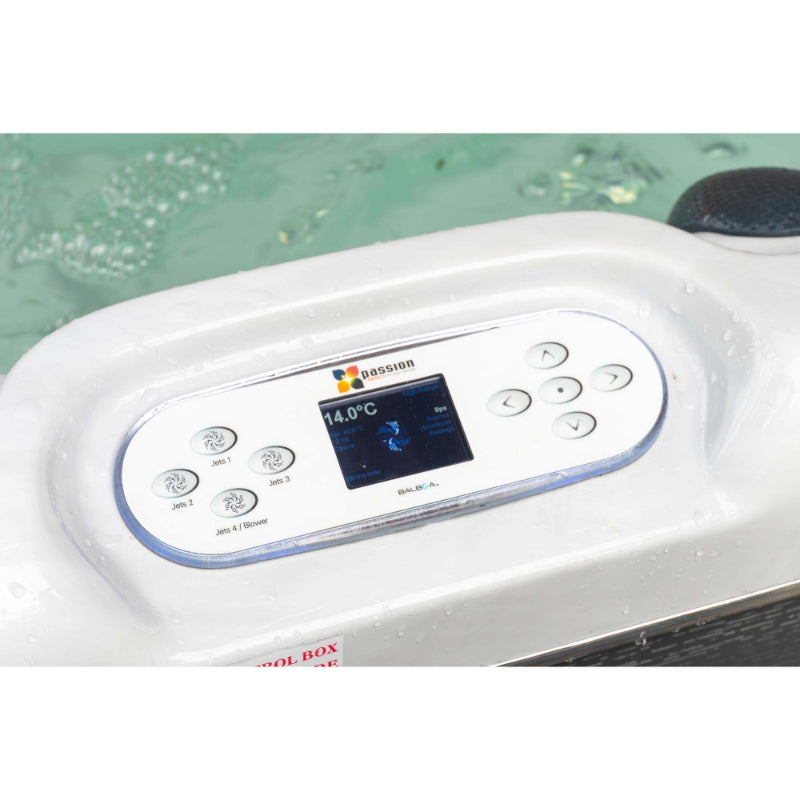 Passion Elevate Eisbad Bedienfeld mit digitaler Temperaturanzeige 14.0°C, Massagedüsen-Buttons und Kontrollpanel über türkisem Wasser.