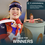 Nutzer sitzt im Eisbad, Kerzen und Holzdeko sorgen für spa-ähnliche Stimmung.🕯️✨