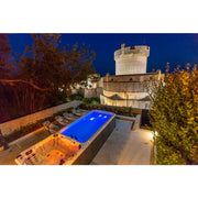 Passion Spas Dynamic Swim Spa am Abend mit LED Beleuchtung – stimmungsvoller Outdoor Wellnessbereich