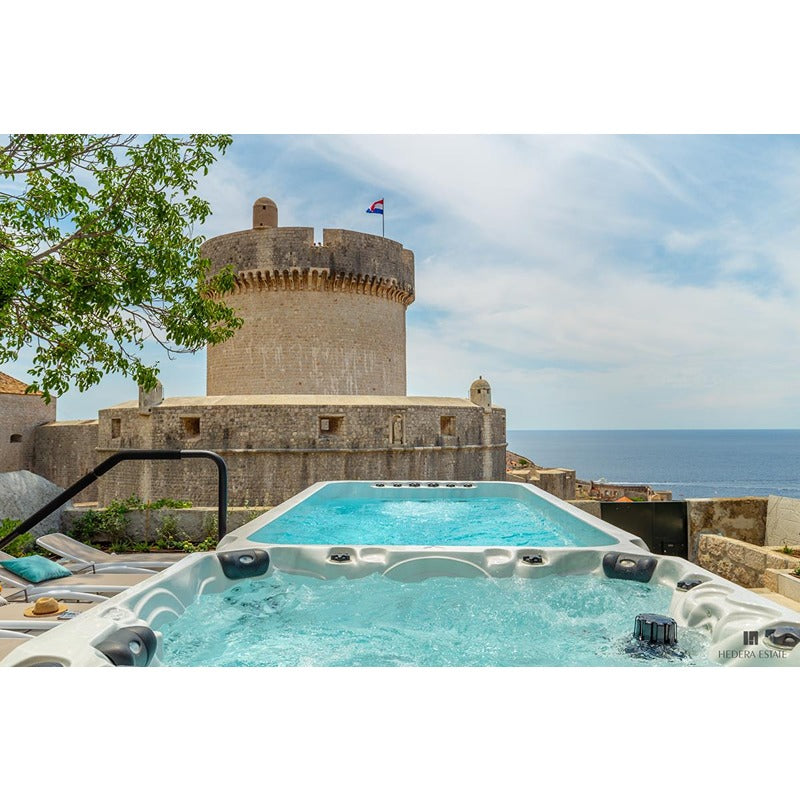 Passion Spas Dynamic Swim Spa mit Blick auf historische Architektur und Meer – exklusiver Outdoor Wellnessbereich