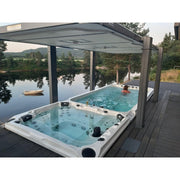 Passion Spas Dynamic Swim Spa auf Terrasse mit Seeblick – Outdoor Swim Spa für Schwimmen und Entspannung