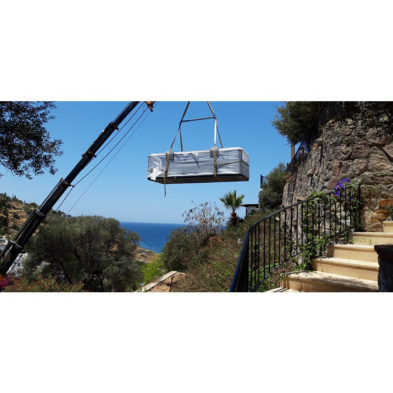 Passion Spas Dynamic Swim Spa beim Transport mit Kran – Lieferung eines Swim Spas mit Meerblick