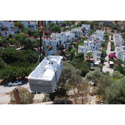 Passion Spas Dynamic Swim Spa während der Lieferung per Kran – Swim Spa Installation in Hanglage