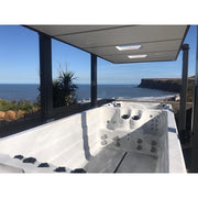 Passion Spas Dynamic Swim Spa mit Meerblick unter Überdachung – moderner Swim Spa im Außenbereich