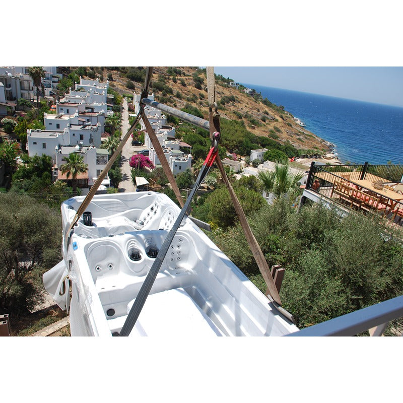 Passion Spas Dynamic Swim Spa bei der Installation mit Kran – Montage eines Outdoor Swim Spas