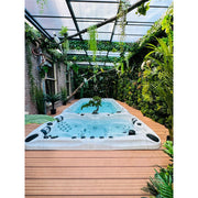 Eingelassener Swim Spa im Indoor Garten mit Pflanzenwand – moderner Wellnessbereich für ganzjähriges Schwimmen