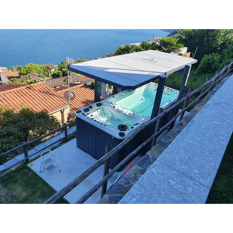 Passion Spas Spirit Swim Spa mit Pergola auf Terrasse mit Seeblick – Outdoor Swim Spa für Schwimmen und Entspannung