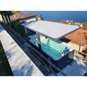 Swim Spa mit Pergola Überdachung auf Terrasse mit Seeblick – Outdoor Wellnesslösung mit Gegenstromanlage